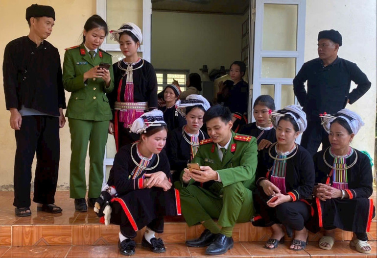 Hướng dẫn người dân thôn vùng cao Khâu Đấng, xã Bộc Bố (Pác Nặm) cài đặt các ứng dụng trên điện thoại thông minh. z6030409241440-ed1482b07d0e915eaf2190f8c08652a8.jpg