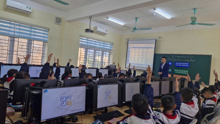 Một tiết dạy môn Tin học của giáo viên tham dự Hội thi tại Trường Tiểu học Nguyễn Thị Minh Khai (TP. Bắc Kạn). z6436776119556-5642117853e7470d440530966eee33b8.jpg