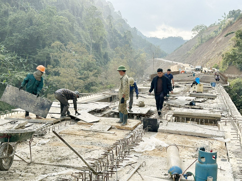 Sau khi hợp long, nhà thầu đẩy nhanh tiến độ thi công mặt cầu Khuổi Lò. 8.jpg