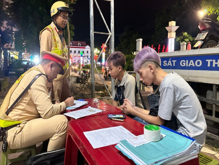 Công an thành phố Bắc Kạn tăng cường tuần tra, kiểm soát việc chấp hành các quy định của pháp luật về bảo đảm an toàn giao thông trên địa bàn. img-3950.jpg