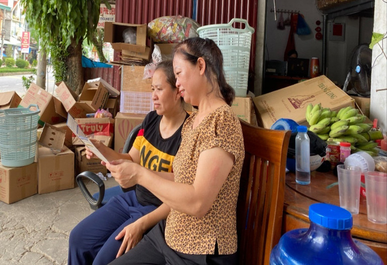 Chị Liên (áo hoa) tư vấn chính sách BHXH, BHYT cho người dân trên địa bàn thành phố Bắc Kạn. z5755817732600_384756d7b590ea6e828475a5c0c50a96.jpg