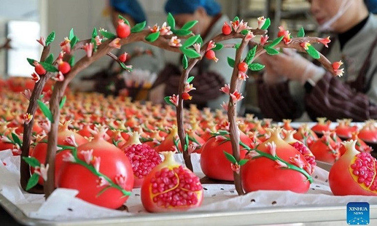 Các nghệ nhân làm bánh bao hình quả lựu mừng lễ hội ở Trung Quốc. Ảnh: Tân Hoa Xã Các nghệ nhân làm bánh bao hình quả lựu mừng lễ hội ở Trung Quốc. Ảnh: Tân Hoa Xã