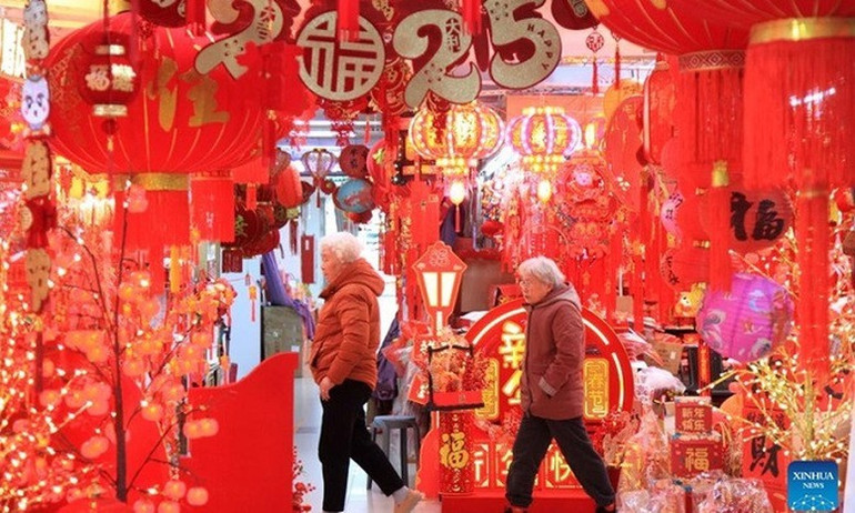 Cửa hàng bán đồ trang trí Năm mới 2025 tại Trung Quốc. Ảnh: Tân Hoa Xã Cửa hàng bán đồ trang trí Năm mới 2025 tại Trung Quốc. Ảnh: Tân Hoa Xã