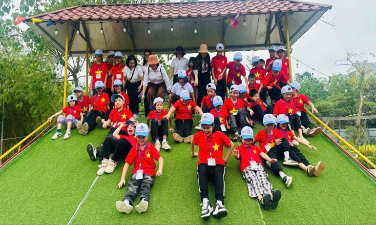 Trung tâm đưa các em học sinh đi tham quan, trải nghiệm tại Bảo tàng Lịch sử Quân sự Việt Nam và khu trải nghiệm Phù Đổng Green (Hà Nội). gen-h-z6646558803770-6155a964417ece6c62b33150f0df7a15.jpg
