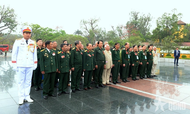Các đại biểu dâng hương tưởng niệm các Anh hùng liệt sĩ tại Đài tưởng niệm các Anh hùng liệt sĩ trên đường Bắc Sơn (Hà Nội). 938.jpg