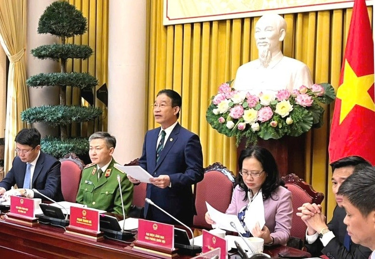 Phó Chủ nhiệm Văn phòng Chủ tịch nước Phạm Thanh Hà công bố Công bố Lệnh của Chủ tịch nước đối với 9 Luật vừa được Kỳ họp thứ 8, Quốc hội khóa XV, thông qua. (Ảnh: TL) Phó Chủ nhiệm Văn phòng Chủ tịch nước Phạm Thanh Hà công bố Công bố Lệnh của Chủ tịch nước đối với 9 Luật vừa được Kỳ họp thứ 8, Quốc hội khóa XV, thông qua. (Ảnh: TL)