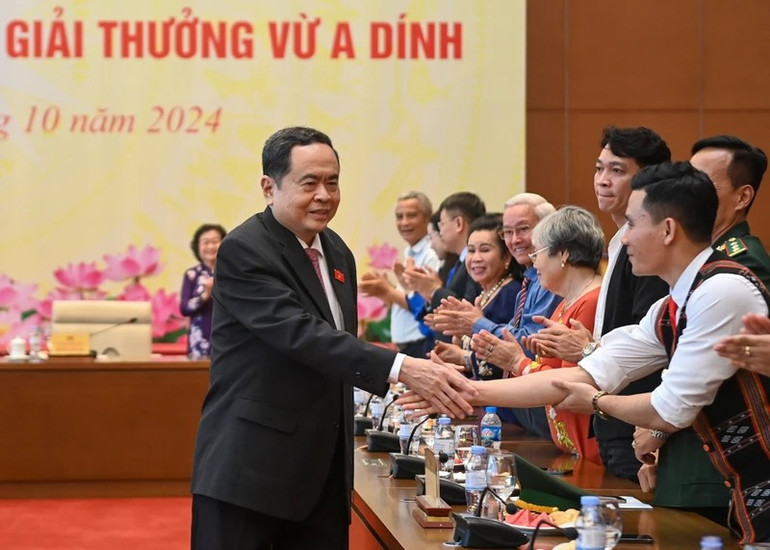 Chủ tịch Quốc hội Trần Thanh Mẫn với các đại biểu tại cuộc gặp mặt. (Ảnh: DUY LINH) 6-1919.jpg