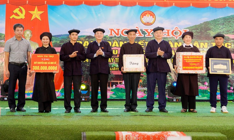 Phó Chủ tịch Quốc hội Nguyễn Đức Hải; Bí thư Tỉnh ủy Hoàng Duy Chinh và Đoàn công tác Trung ương tặng quà thôn Khuôn Bang. 046.jpg