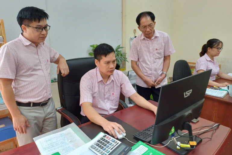Phòng Giao dịch NHCSXH huyện Chợ Mới ứng dụng công nghệ thông tin trong quản lý tín dụng chính sách. 2.jpg