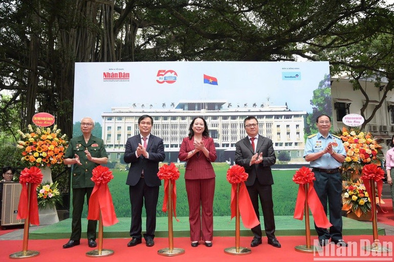 Các đại biểu cắt băng khai mạc triển lãm Các đại biểu cắt băng khai mạc triển lãm