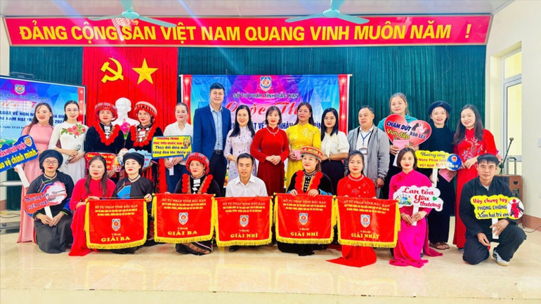 Phó Giám đốc Sở Tư pháp Hoàng Thu Chung trao thưởng cho các đội đạt thành tích cao tại cuộc thi tìm hiểu pháp luật tại xã Vũ Muộn (Bạch Thông). Ảnh: Đinh Điển z5965577673215-4df9fbfdefd98cc4de50511d0421efe7.jpg