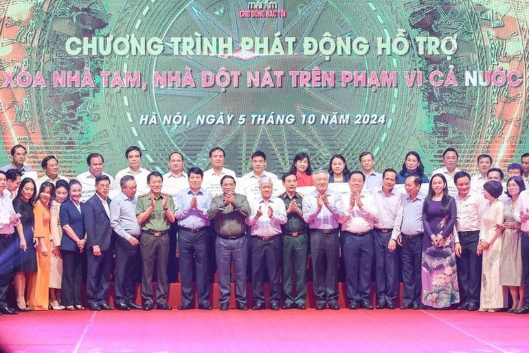Chính phủ và Đoàn Chủ tịch Ủy ban Trung ương MTTQ Việt Nam tổ chức Chương trình phát động hỗ trợ xóa nhà tạm, nhà dột nát trên phạm vi cả nước (Ảnh: VGP) Chính phủ và Đoàn Chủ tịch Ủy ban Trung ương MTTQ Việt Nam tổ chức Chương trình phát động hỗ trợ xóa nhà tạm, nhà dột nát trên phạm vi cả nước (Ảnh: VGP)