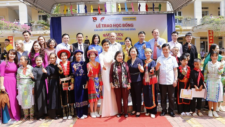 Lễ trao học bổng cho học sinh dân tộc tỉnh Cao Bằng. (Nguồn: Humanactprize.org) Lễ trao học bổng cho học sinh dân tộc tỉnh Cao Bằng. (Nguồn: Humanactprize.org)