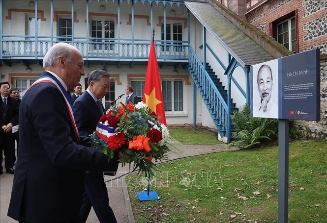 Tổng Bí thư, Chủ tịch nước Tô Lâm và Thị trưởng thành phố Sainte Adresse Hubert Dejean De La Batie dâng hoa trước Biển đồng. Ảnh: Trí Dũng – TTXVN Tổng Bí thư, Chủ tịch nước Tô Lâm và Thị trưởng thành phố Sainte Adresse Hubert Dejean De La Batie dâng hoa trước Biển đồng. Ảnh: Trí Dũng – TTXVN