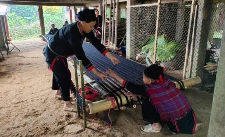 Phụ nữ dân tộc Sán Chỉ, thôn Khâu Đấng, xã Bộc Bố lưu giữ nghề dệt vải truyền thống. img-20221106-081923-1793-7847.jpg