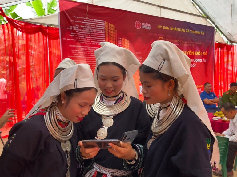 Người dân ở xã Thượng Ân (Ngân Sơn) tiếp cận kỹ năng số qua điện thoại smartphone. img-4251.jpg