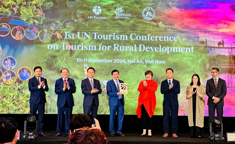 Tổ chức Du lịch Liên Hợp Quốc (UN Tourism) đã trao danh hiệu Làng du lịch tốt nhất cho làng rau Trà Quế (Hội An, Quảng Nam) Tổ chức Du lịch Liên Hợp Quốc (UN Tourism) đã trao danh hiệu Làng du lịch tốt nhất cho làng rau Trà Quế (Hội An, Quảng Nam)