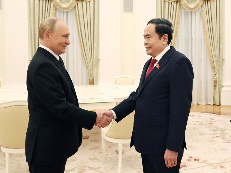 Chủ tịch Quốc hội Trần Thanh Mẫn hội kiến Tổng thống Liên bang Nga Vladimir Putin. Chủ tịch Quốc hội Trần Thanh Mẫn hội kiến Tổng thống Liên bang Nga Vladimir Putin.