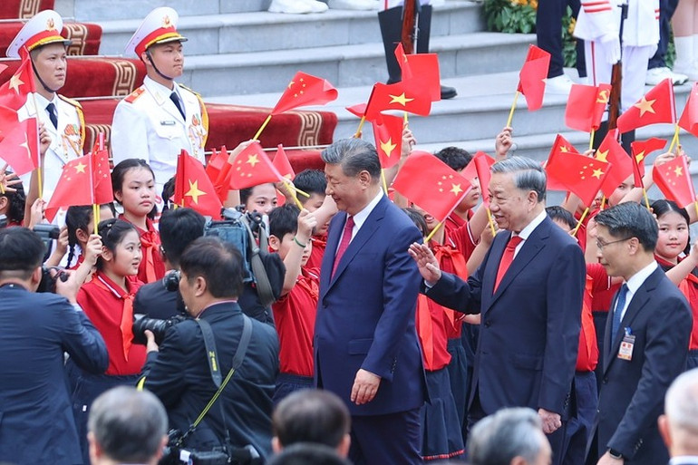Đông đảo các cháu thiếu nhi và quần chúng nhân dân Thủ đô tay cầm cờ hoa nồng nhiệt chào đón Tổng Bí thư, Chủ tịch nước Trung Quốc Tập Cận Bình cùng Đoàn đại biểu cấp cao Đảng, Nhà nước Trung Quốc - Ảnh VGP/Nhật Bắc Đông đảo các cháu thiếu nhi và quần chúng nhân dân Thủ đô tay cầm cờ hoa nồng nhiệt chào đón Tổng Bí thư, Chủ tịch nước Trung Quốc Tập Cận Bình cùng Đoàn đại biểu cấp cao Đảng, Nhà nước Trung Quốc - Ảnh VGP/Nhật Bắc