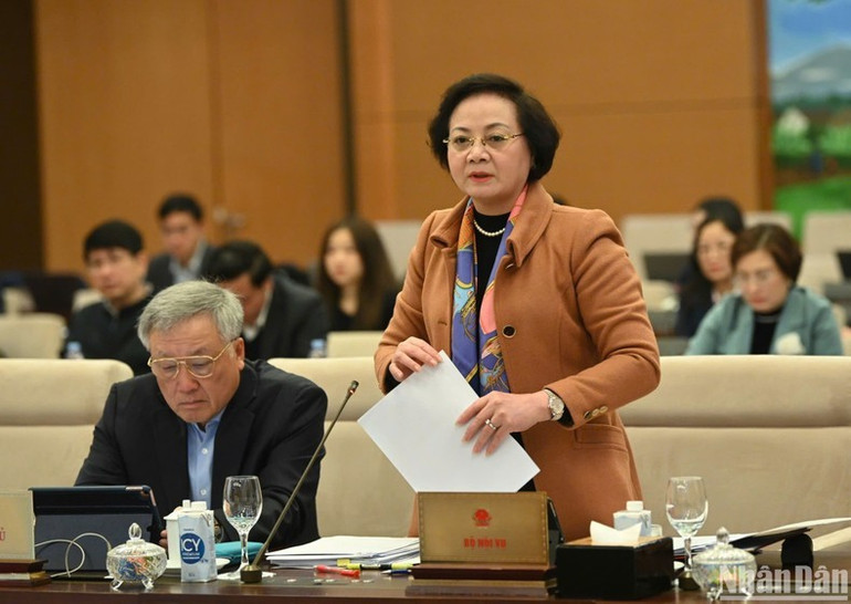 Bộ trưởng Nội vụ Phạm Thị Thanh Trà trình bày tờ trình của Chính phủ tại phiên họp. (Ảnh: DUY LINH) Bộ trưởng Nội vụ Phạm Thị Thanh Trà trình bày tờ trình của Chính phủ tại phiên họp. (Ảnh: DUY LINH)