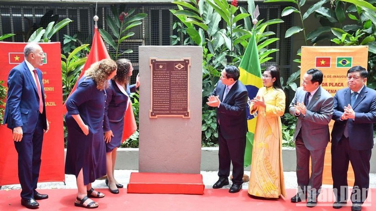 Thủ tướng Phạm Minh Chính và Phu nhân cùng các đại biểu thực hiện nghi thức khánh thành đặt biển kỷ niệm Chủ tịch Hồ Chí Minh tại thành phố Rio de Janeiro (Ảnh THANH GIANG). Thủ tướng Phạm Minh Chính và Phu nhân cùng các đại biểu thực hiện nghi thức khánh thành đặt biển kỷ niệm Chủ tịch Hồ Chí Minh tại thành phố Rio de Janeiro (Ảnh THANH GIANG).
