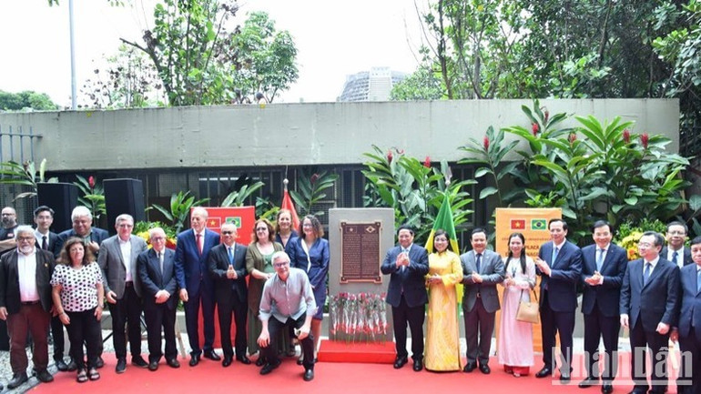 Thủ tướng Phạm Minh Chính và Phu nhân cùng các đại biểu chụp ảnh lưu niệm tại buổi lễ (Ảnh THANH GIANG). Thủ tướng Phạm Minh Chính và Phu nhân cùng các đại biểu chụp ảnh lưu niệm tại buổi lễ (Ảnh THANH GIANG).