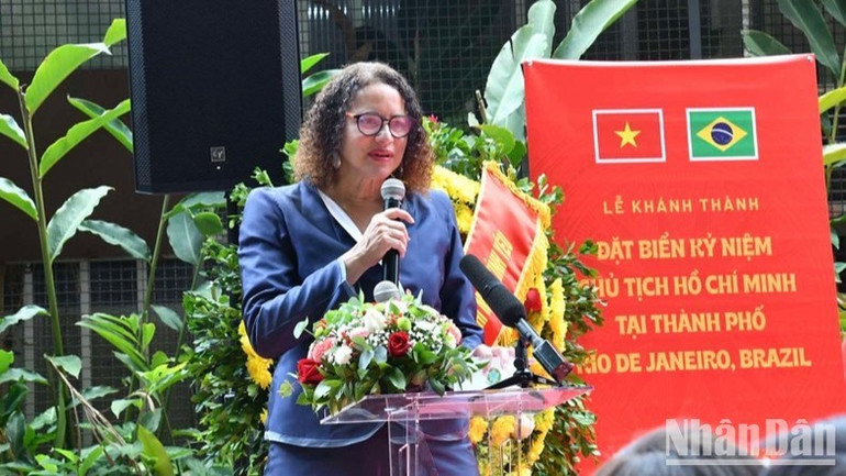 Bà Luciana Santos, Chủ tịch Đảng Cộng sản Brazil, Bộ trưởng Khoa học công nghệ và Đổi mới sáng tạo Brazil phát biểu ý kiến tại buổi lễ (Ảnh THANH GIANG) Bà Luciana Santos, Chủ tịch Đảng Cộng sản Brazil, Bộ trưởng Khoa học công nghệ và Đổi mới sáng tạo Brazil phát biểu ý kiến tại buổi lễ (Ảnh THANH GIANG)