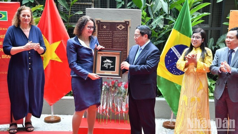 Thủ tướng Phạm Minh Chính tặng quà lưu niệm cho bà Luciana Santos, Chủ tịch Đảng Cộng sản, Bộ trưởng Khoa học công nghệ và Đổi mới sáng tạo Brazil (Ảnh THANH GIANG). Thủ tướng Phạm Minh Chính tặng quà lưu niệm cho bà Luciana Santos, Chủ tịch Đảng Cộng sản, Bộ trưởng Khoa học công nghệ và Đổi mới sáng tạo Brazil (Ảnh THANH GIANG).