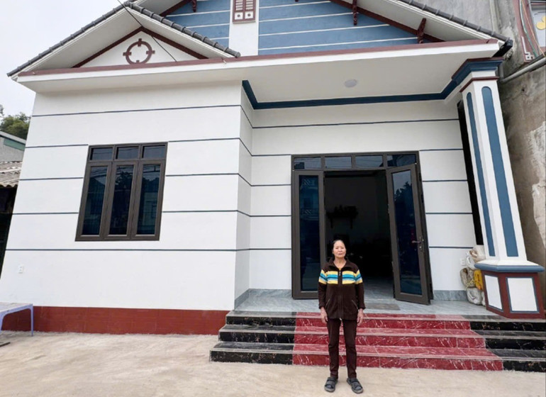 Chị Dương Thị Luận, tổ dân phố Giao Lâm, phường Huyền Tụng bên ngôi nhà mới xây. chi-luan.jpg