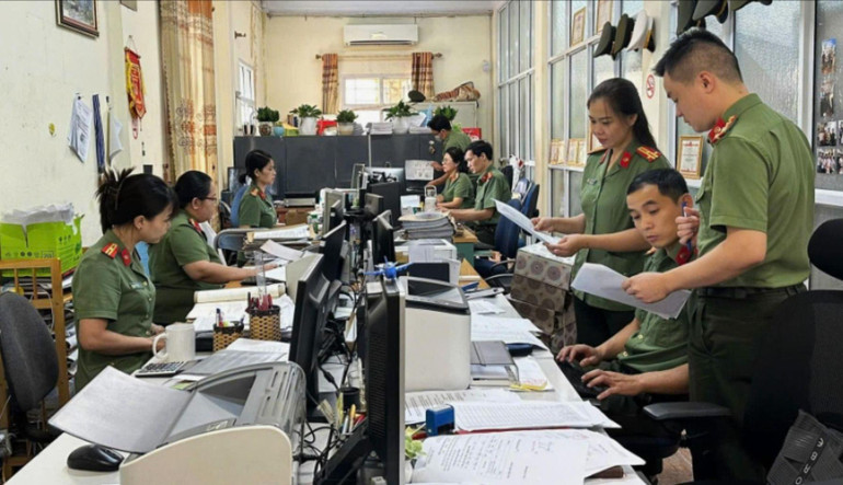 Lực lượng Hồ sơ nghiệp vụ Công an tỉnh chuyển hoạt động lưu trữ theo phương thức truyền thống sang lưu trữ điện tử song hành. 776.jpg