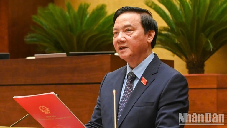 Phó Chủ tịch Quốc hội Nguyễn Khắc Định, Phó Chủ tịch Ủy ban dự thảo Nghị quyết của Quốc hội sửa đổi, bổ sung một số điều của Hiến pháp năm 2013 trình bày tờ trình. (Ảnh: BÙI GIANG) Phó Chủ tịch Quốc hội Nguyễn Khắc Định, Phó Chủ tịch Ủy ban dự thảo Nghị quyết của Quốc hội sửa đổi, bổ sung một số điều của Hiến pháp năm 2013 trình bày tờ trình. (Ảnh: BÙI GIANG)