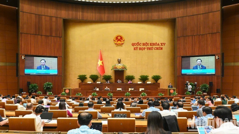 Quốc hội làm việc tại Hội trường nghe Tờ trình dự thảo Nghị quyết của Quốc hội sửa đổi, bổ sung một số điều của Hiến pháp năm 2013. (Ảnh: BÙI GIANG) ndo-br-toan-canh-75-2082-7562-5-4459.jpg