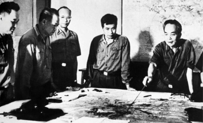 Đại tướng Võ Nguyên Giáp và các đồng chí lãnh đạo Quân ủy Trung ương theo dõi diễn biến Chiến dịch Hồ Chí Minh năm 1975. (Ảnh: Tư liệu) Đại tướng Võ Nguyên Giáp và các đồng chí lãnh đạo Quân ủy Trung ương theo dõi diễn biến Chiến dịch Hồ Chí Minh năm 1975. (Ảnh: Tư liệu)
