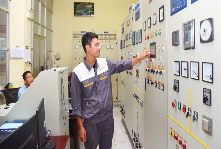 Hoạt động sản xuất tại Nhà máy thủy điện Nậm Cắt (huyện Bạch Thông). thuy-dien-1.jpg