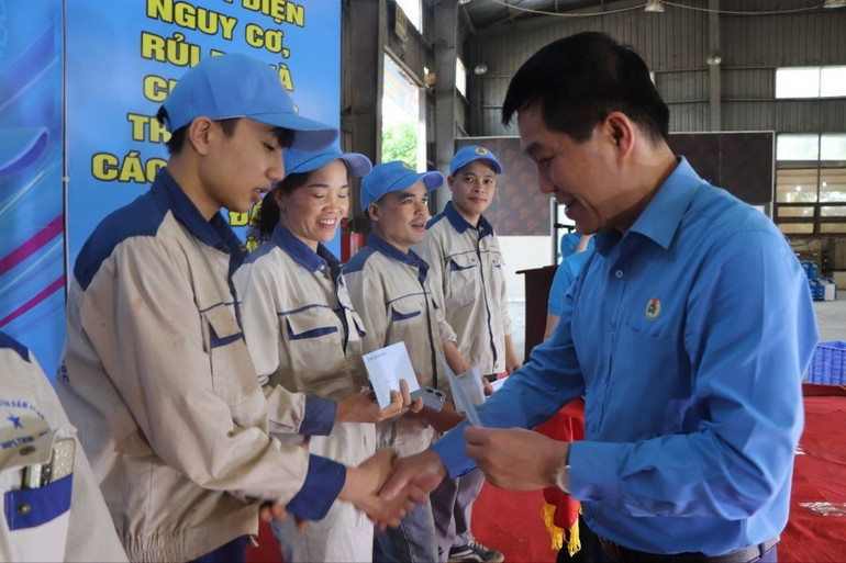 Ông Vi Hồng Dương, Chủ tịch LĐLĐ tỉnh Bắc Kạn tặng quà cho công nhân tại Lễ phát động Tháng Công nhân, Tháng hành động về An toàn vệ sinh lao động năm 2025. img-9771.jpg