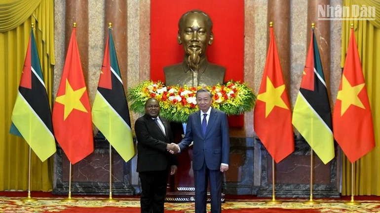 Tổng Bí thư, Chủ tịch nước Tô Lâm và Tổng thống Cộng hòa Mozambique Filipe Jacinto Nyusi chụp ảnh chung sau lễ đón. (Ảnh: Đăng Khoa) Tổng Bí thư, Chủ tịch nước Tô Lâm và Tổng thống Cộng hòa Mozambique Filipe Jacinto Nyusi chụp ảnh chung sau lễ đón. (Ảnh: Đăng Khoa)