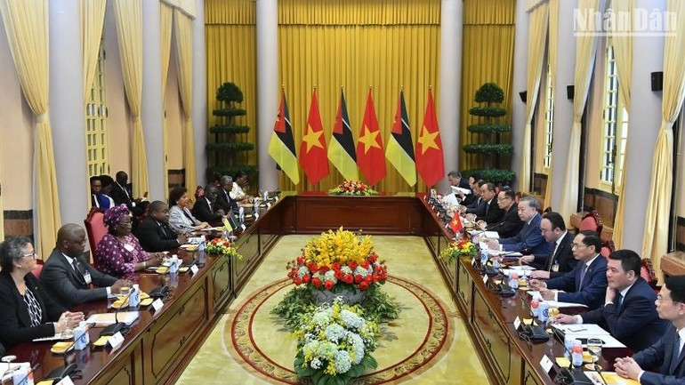 Quang cảnh hội đàm giữa Tổng Bí thư, Chủ tịch nước Tô Lâm và Tổng thống Cộng hòa Mozambique Filipe Jacinto Nyusi tại Phủ Chủ tịch. (Ảnh: Đăng Khoa) a1-dsc-6007-9918-7432-7304.jpg