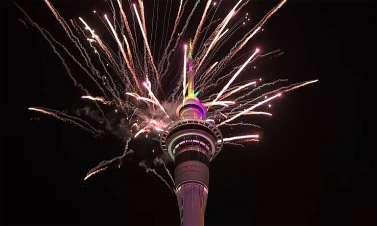 Pháo hoa mừng năm mới tại tòa nhà Sky Tower ở Auckland, New Zealand. Ảnh: 1news Pháo hoa mừng năm mới tại tòa nhà Sky Tower ở Auckland, New Zealand. Ảnh: 1news