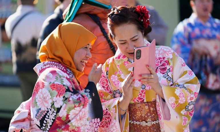 Khách thăm chùa Sensoji ở Tokyo, Nhật Bản ngày 31/12. Ảnh: Reuters Khách thăm chùa Sensoji ở Tokyo, Nhật Bản ngày 31/12. Ảnh: Reuters