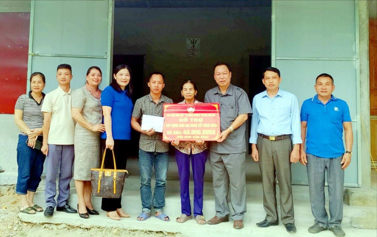 Gia đình bà Phạm Thị Cát, thôn Đèo Vai 2 nhận tiền hỗ trợ làm nhà. 1.jpg