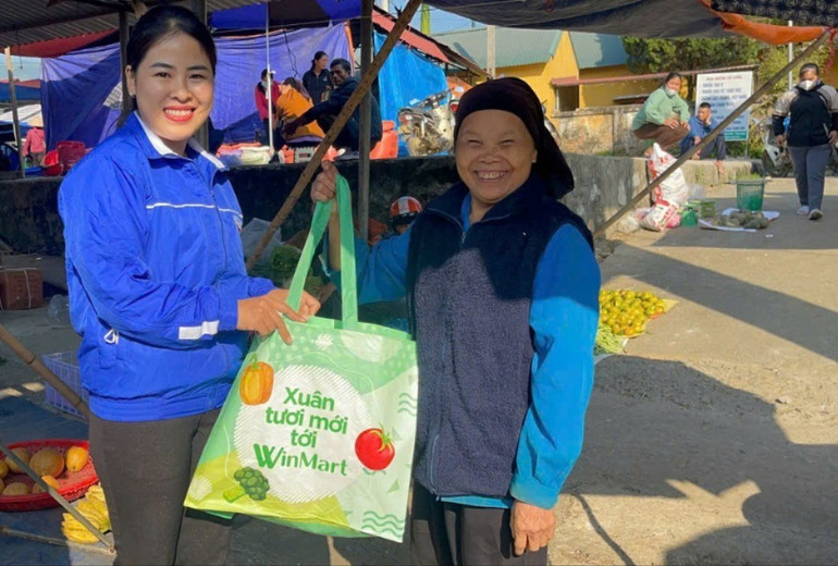 Huyện đoàn Ngân Sơn tặng túi thân thiện với môi trường cho người dân ở thị trấn Nà Phặc (Ngân Sơn). 466379019-1041473561057815-4665375216182779342-n.jpg