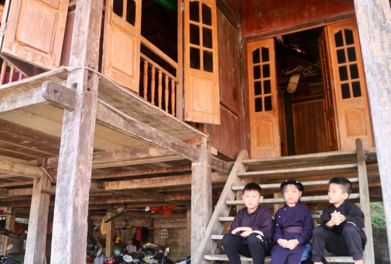Những nếp nhà sàn ở Khuân Bang vẫn giữ được nét truyền thống. img-5094.jpg