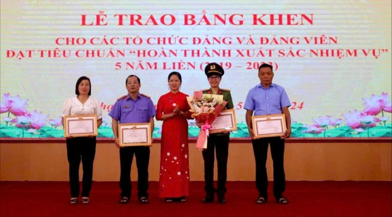 Đồng chí Hoàng Thị Hoa (thứ nhất từ trái sang) nhận Bằng khen đạt tiêu chuẩn đảng viên “Hoàn thành xuất sắc nhiệm vụ” 5 năm liền, 2019-2023 của Tỉnh ủy Bắc Kạn. Ảnh: NÔNG ĐUỔNG z6097650542436-6bac525c99368c61cb931cb3afe711d6.jpg
