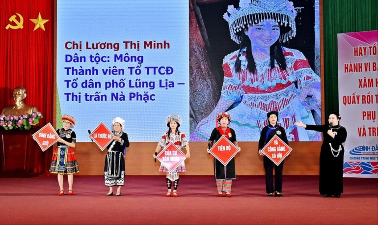 Các hoạt động truyền thông giúp nâng cao nhận thức về bình đẳng giới cho chị em phụ nữ. phu-nu-6823-2227.jpg