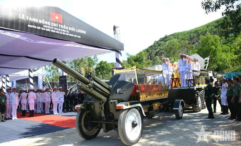 Linh cữu nguyên Chủ tịch nước Trần Đức Lương về tới nghĩa trang quê nhà. 68.jpg