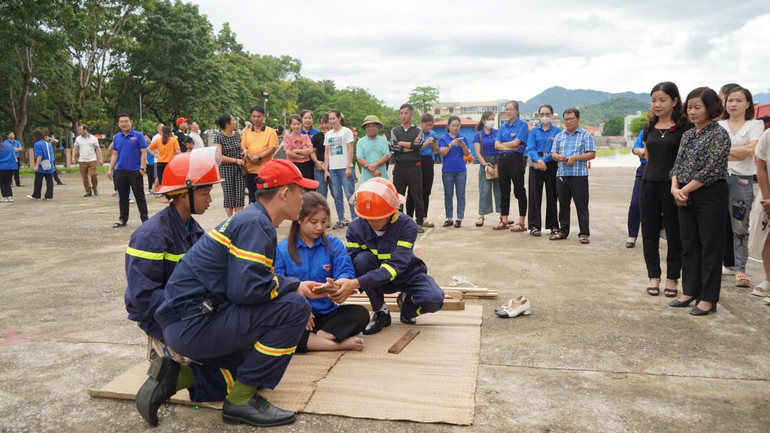 Người dân tham gia các hoạt động trải nghiệm thực hành cứu nạn, cứu hộ tại sân Nhà thi đấu tỉnh. 014-4033.jpg