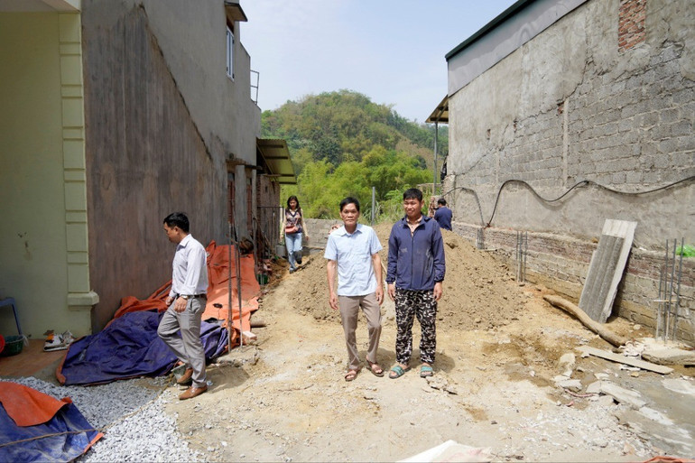 Gia đình anh Triệu Văn Khâm, thôn Nà Mô, xã Địa Linh đã nỗ lực làm nhà theo kế hoạch sau khi được chính quyền tuyên truyền, vận động. dsc6502.jpg