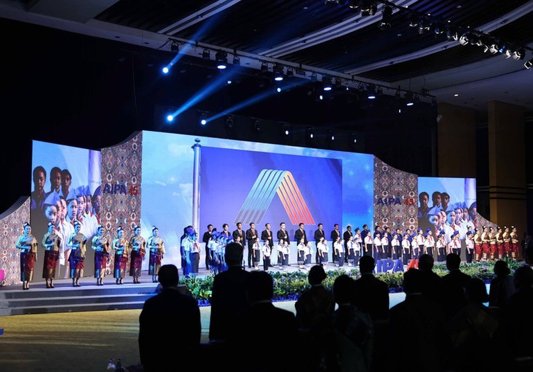 Chương trình biểu diễn ca nhạc chào mừng tại phiên khai mạc Đại hội đồng AIPA-45. Ảnh: Thống Nhất/TTXVN Chương trình biểu diễn ca nhạc chào mừng tại phiên khai mạc Đại hội đồng AIPA-45. Ảnh: Thống Nhất/TTXVN