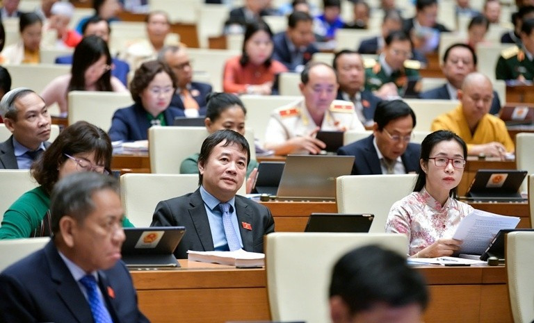 Các đại biểu Quốc hội tại phiên khai mạc kỳ họp thứ 8, Quốc hội khóa XV. Ảnh:: TL. Các đại biểu Quốc hội tại phiên khai mạc kỳ họp thứ 8, Quốc hội khóa XV. Ảnh:: TL.