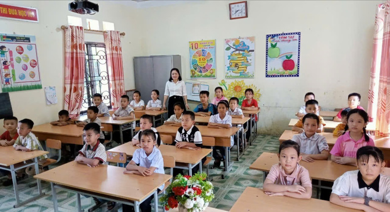 Cô giáo Lường Thị Nguyệt trong một tiết dạy tại Trường Tiểu học Hòa Mục (Chợ Mới). z6627107885858-28f9b9666284fc83b084df04e43240db.jpg